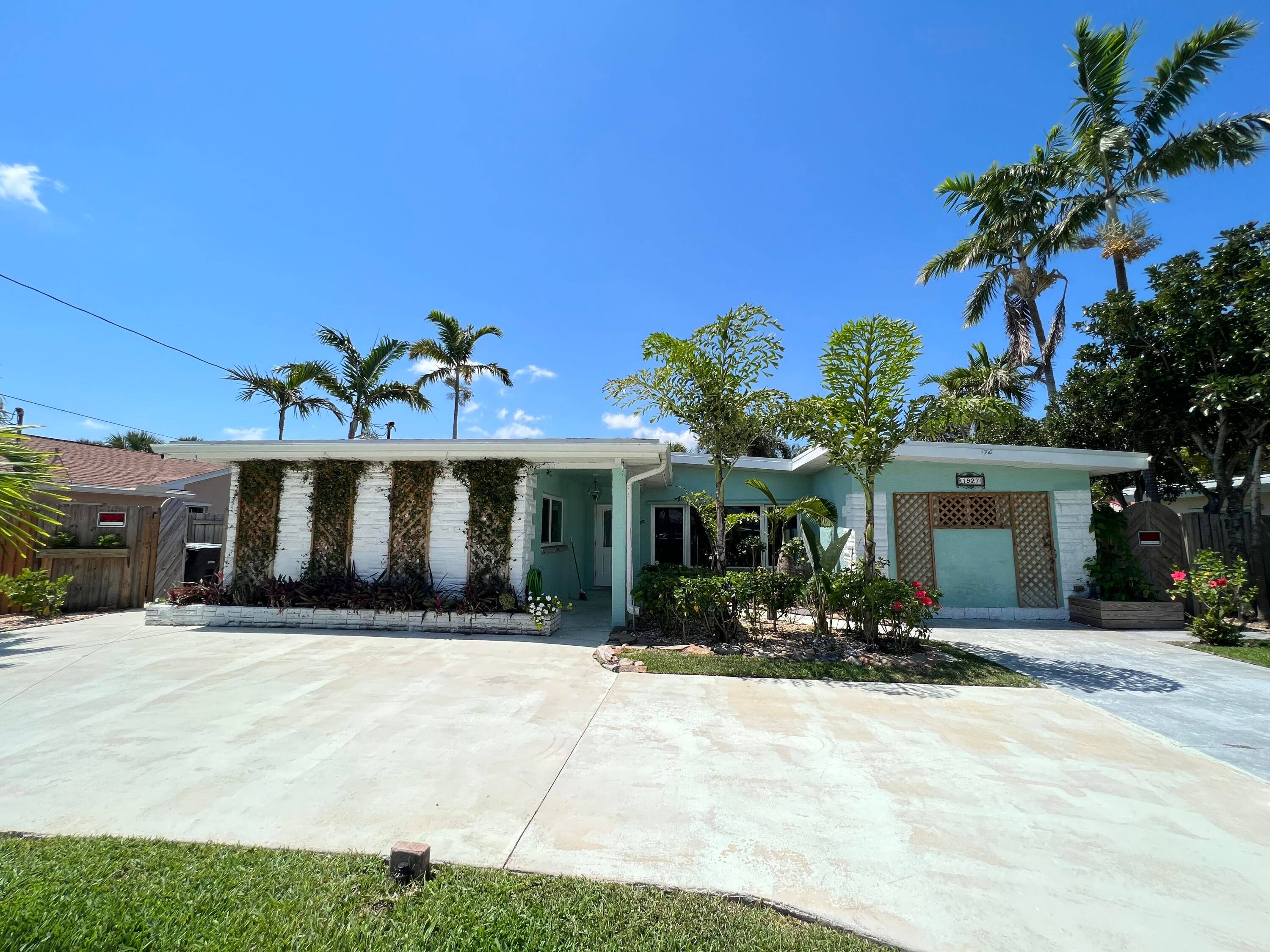 Come and enjoy the Florida lifestyle, In this spacious Beach home.