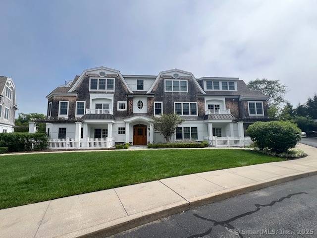 Spend the summer in Stonington Village with restaurants, shops and community events at your fingertips !