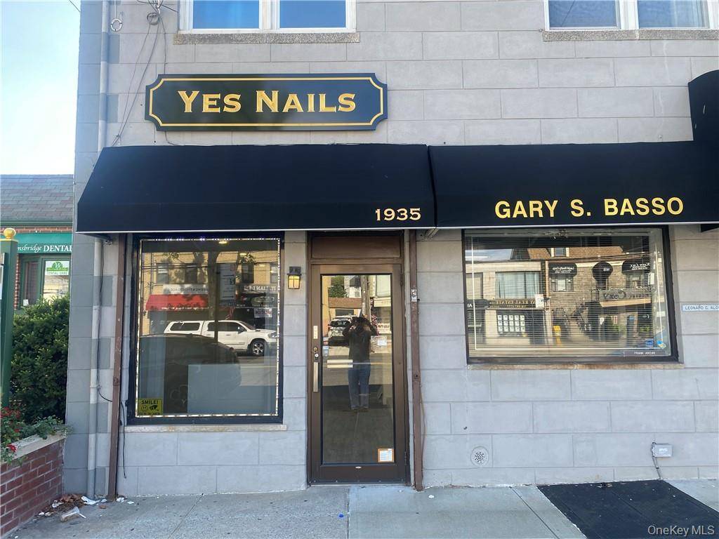 Prime Retail Space Located on the Bustling Williamsbridge Road, This Professional office space has plenty to offer !