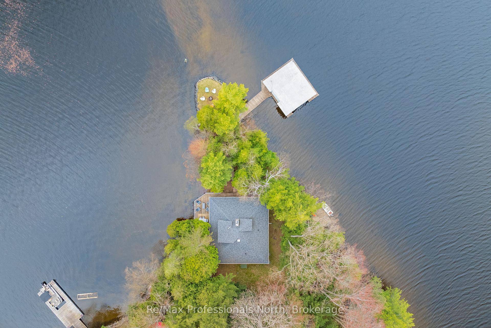 Welcome to this beloved Henry Island cottage !