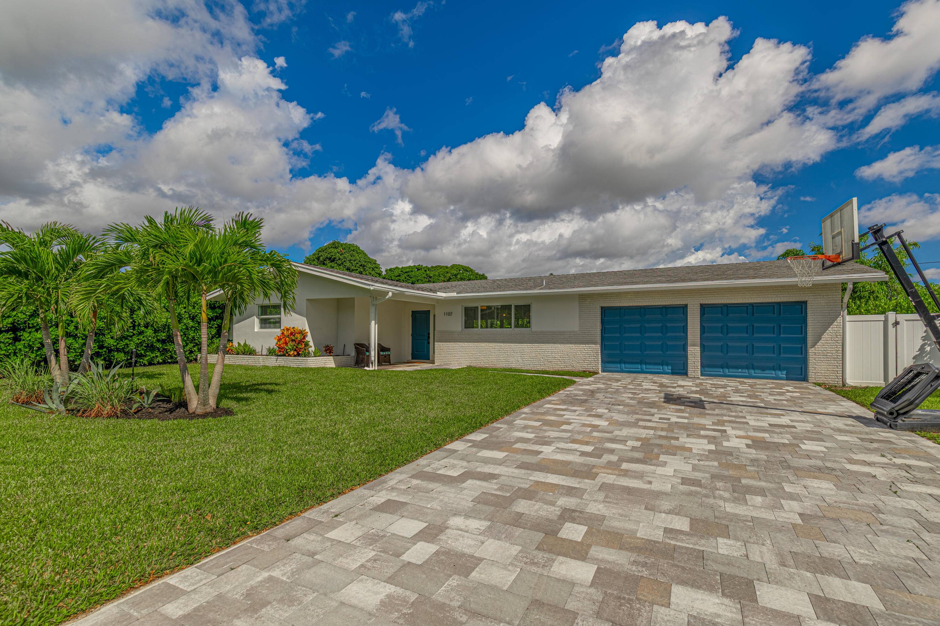 Live the South Florida lifestyle in this Boynton Beach gem of a rental !