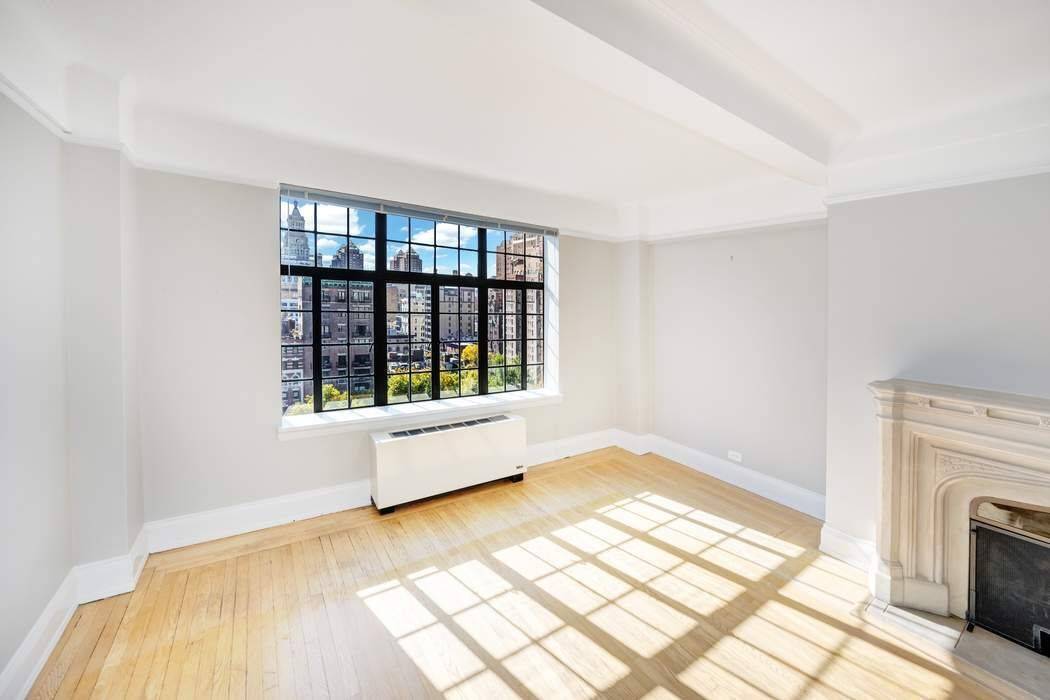 THE ONE AND ONLY HIGH FLOOR ONE BEDROOM APARTMENT FACING GRAMERCY PARK.