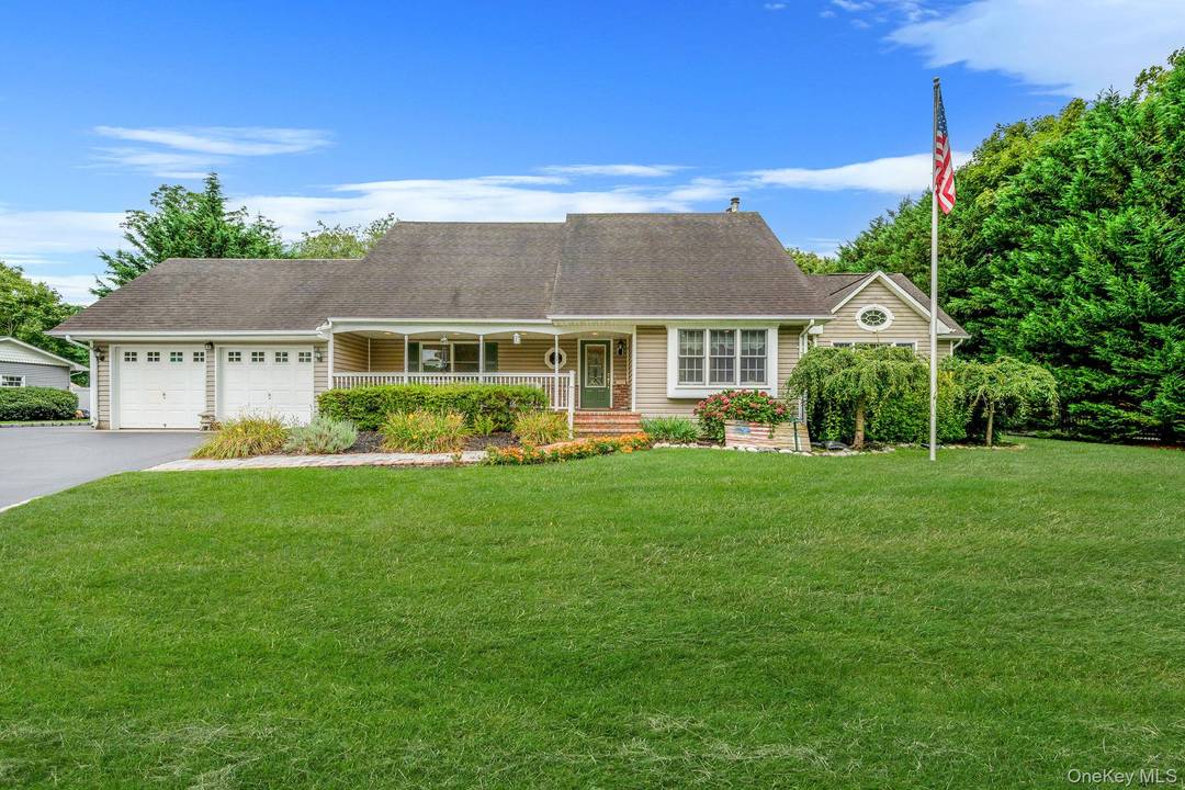 Welcome to this spacious and beautifully maintained 5 bedroom, 2.