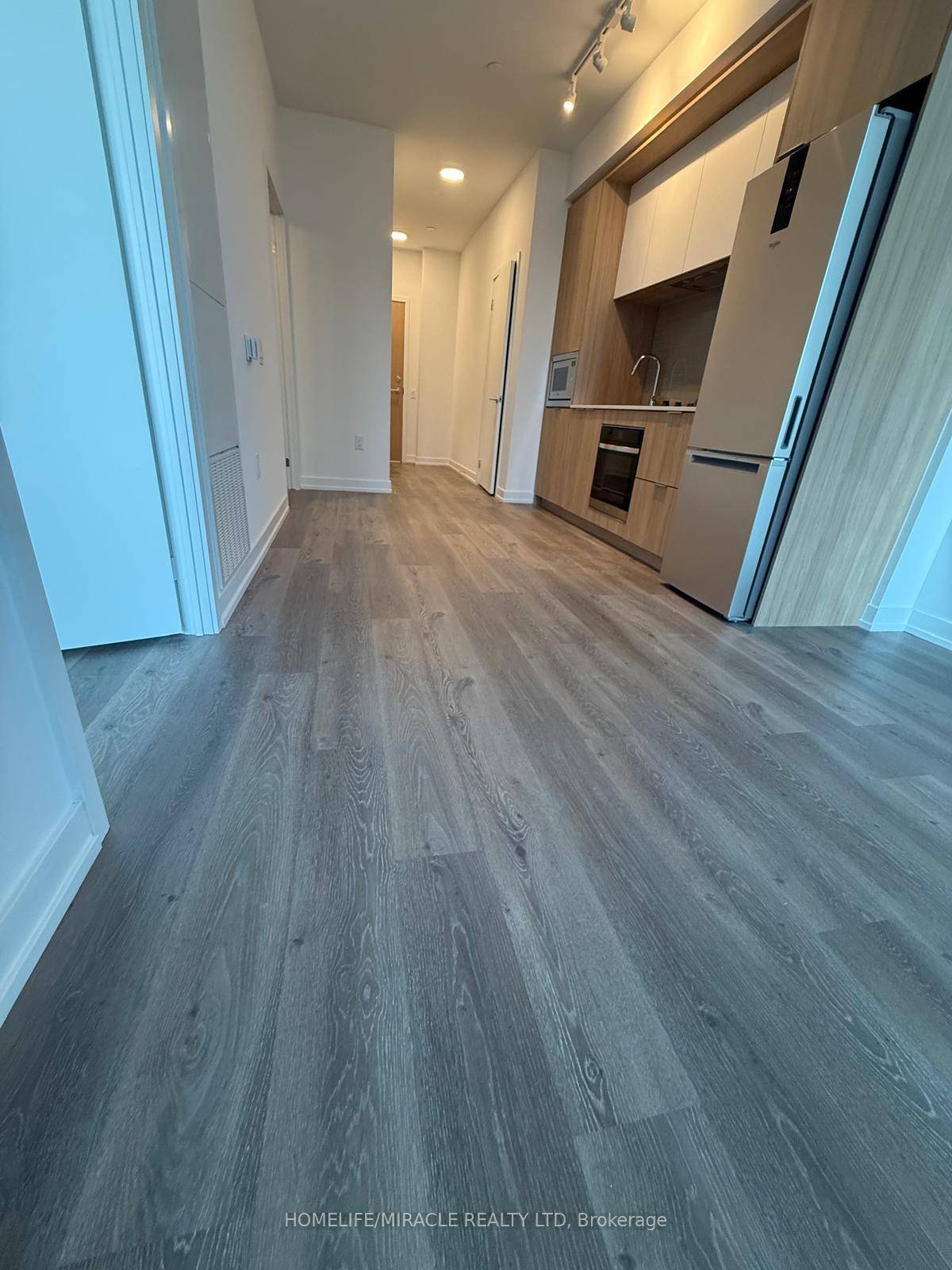 Welcome to this brand new, never lived in Daniels built condo in the heart of downtown Mississauga !