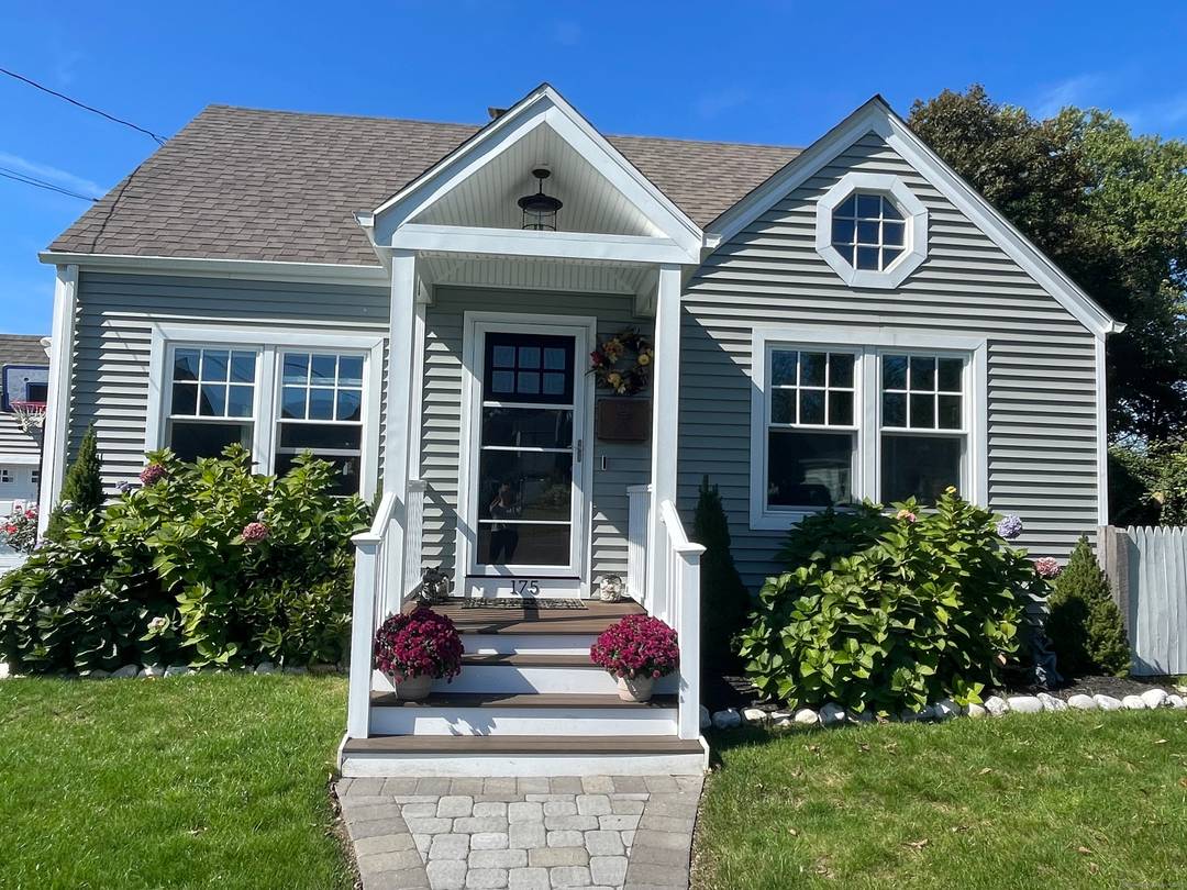 Waterfront living at its best Your dream Escape Awaits !