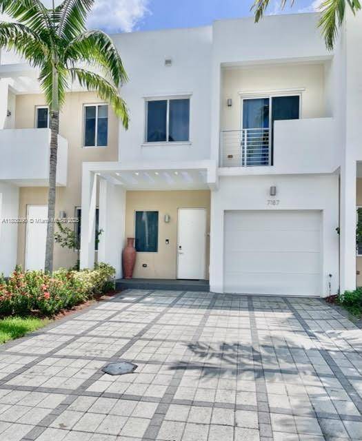 BEAUTIFUL AND MODERN PROPERTY IN PRESTIGIOUS NEOVITA DORAL TOWNHOMES.