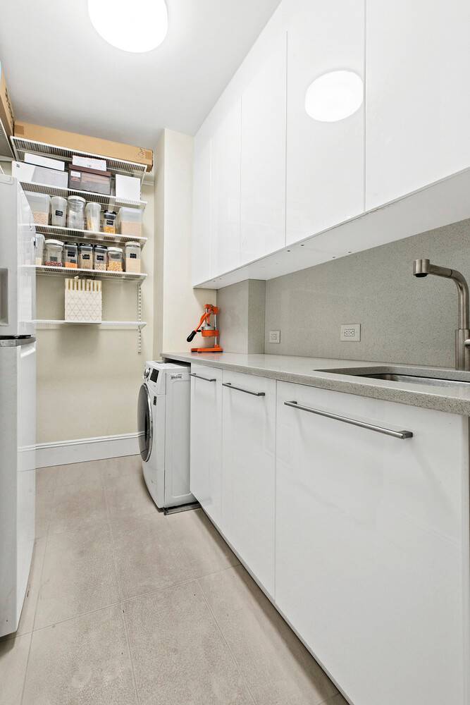 305 East 40th Street 20CD Rare Three Bedroom Three Bath Home Plus Den in Midtown Manhattan This magnificent three bedroom, three bathroom residence with a den spans approximately 2, 060 ...