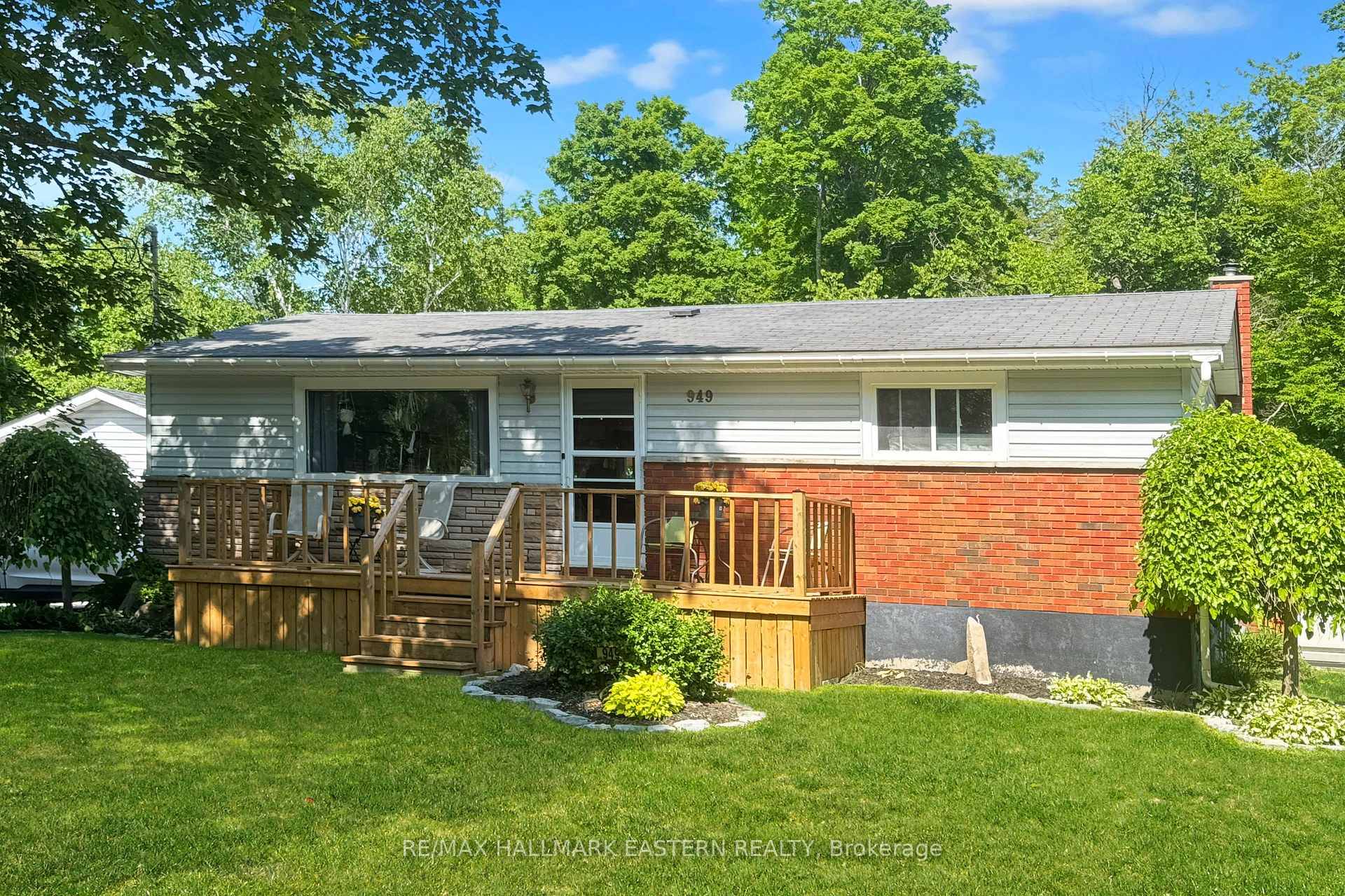 Welcome to 949 Hutchison Drive !