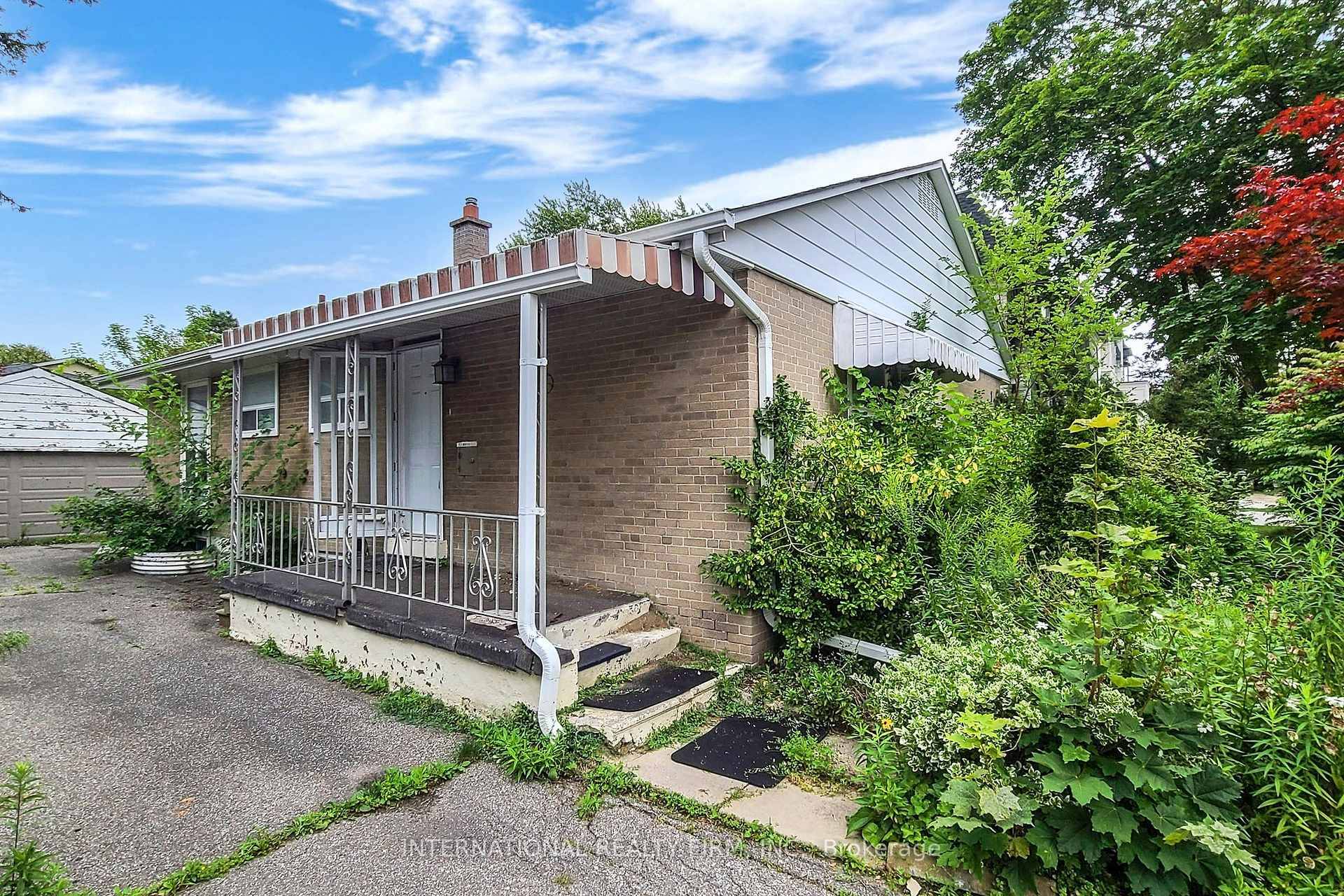 This charming 3 bedroom and 2 bathroom Banbury Don Mills bungalow w double car garage is for lease, nestled on a large rectangular lot in the highly coveted Banbury Don ...
