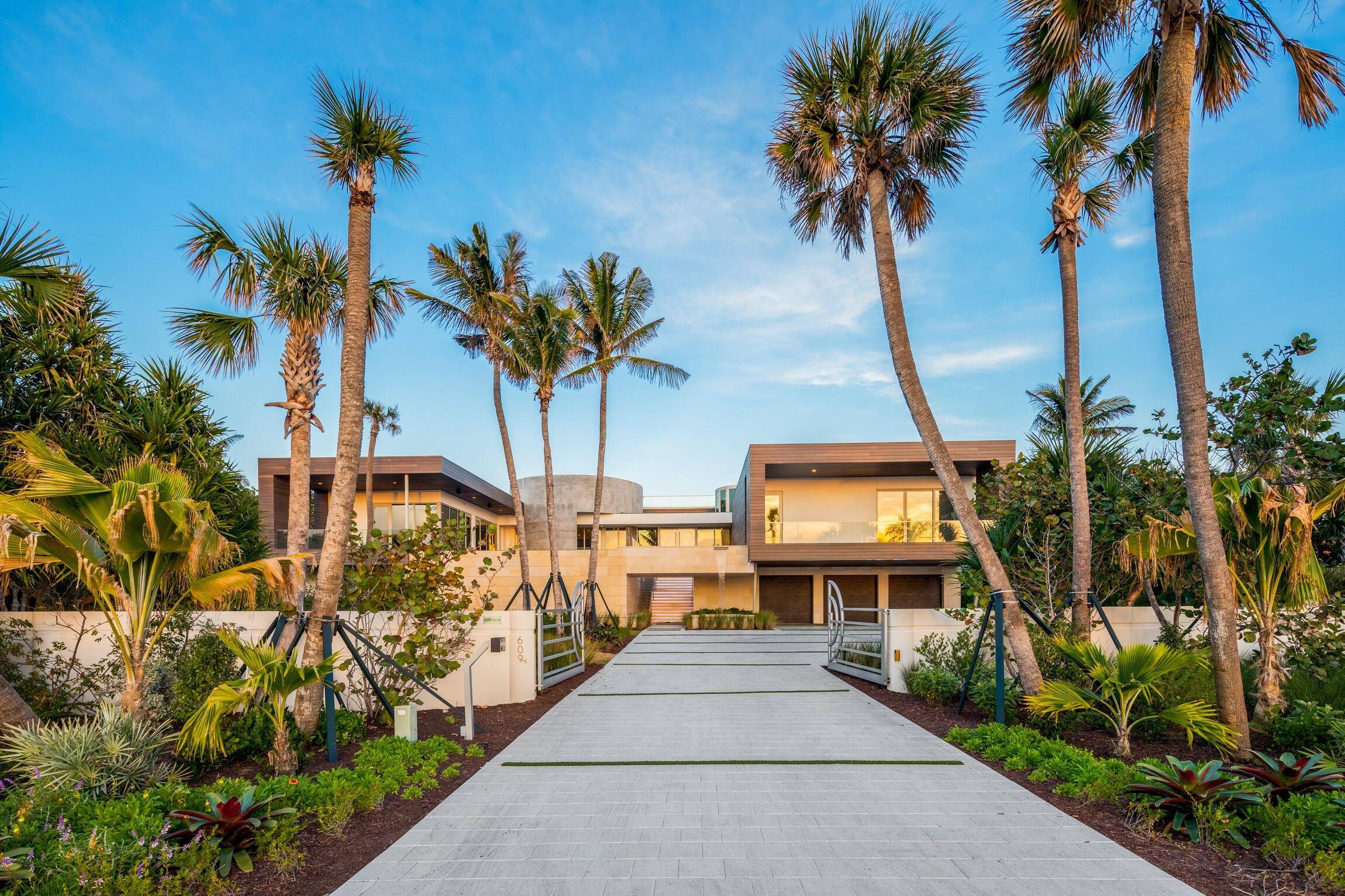 Cielo y Mar is the only Ocean to Intracoastal estate currently on the market in the ultra exclusive enclave of Jupiter Island.