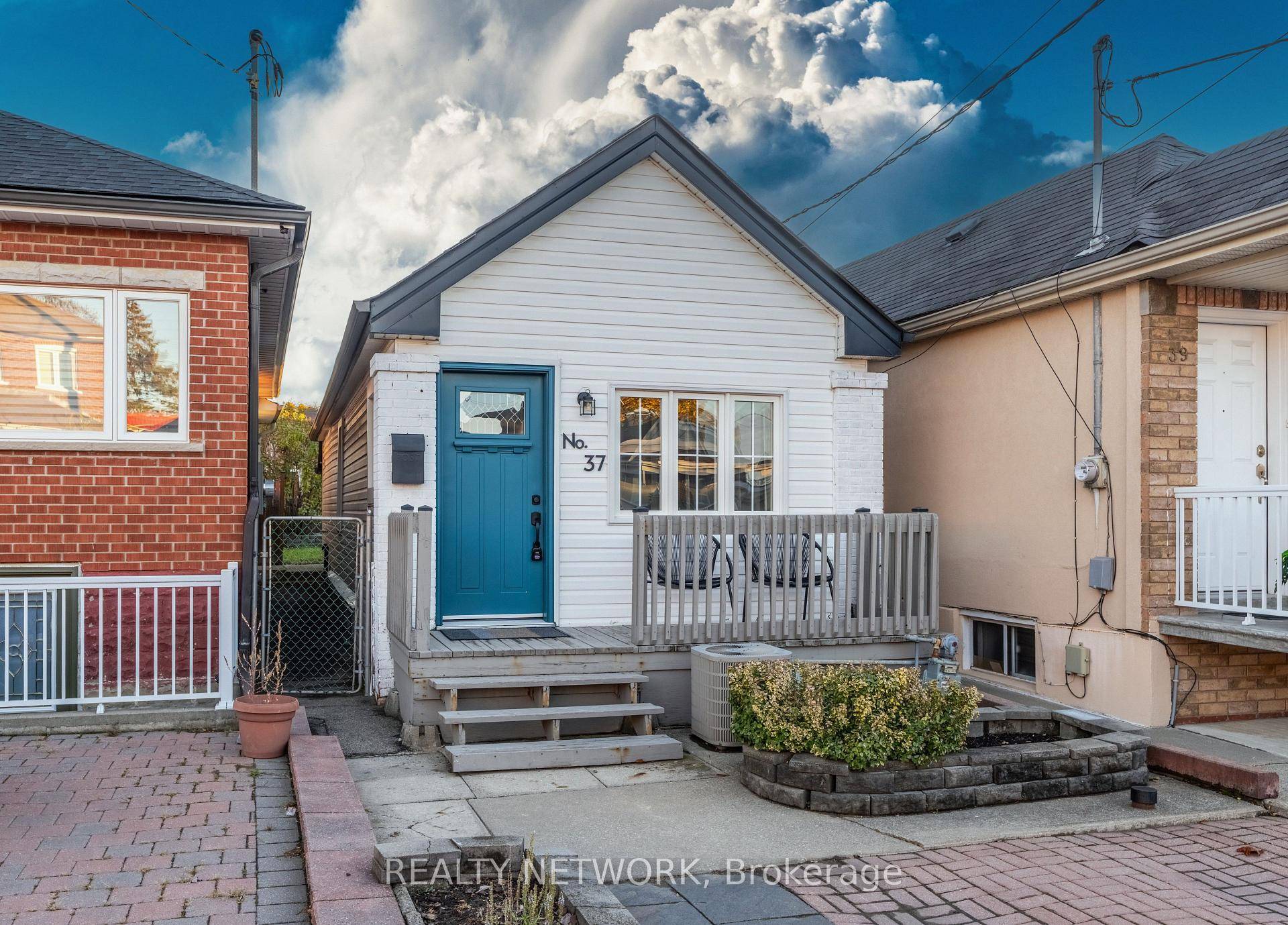 Cute and cozy bungalow in the Rockcliffe Smythe neighbourhood !