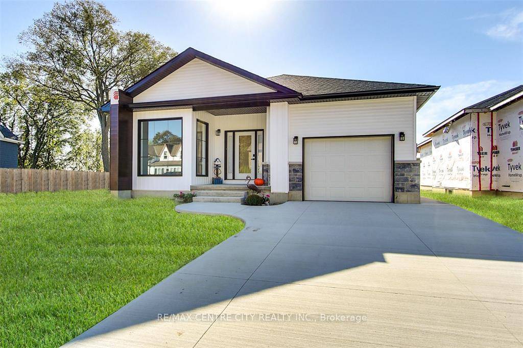 This main floor unit in a gorgeous 3 year new bungalow is available to rent !