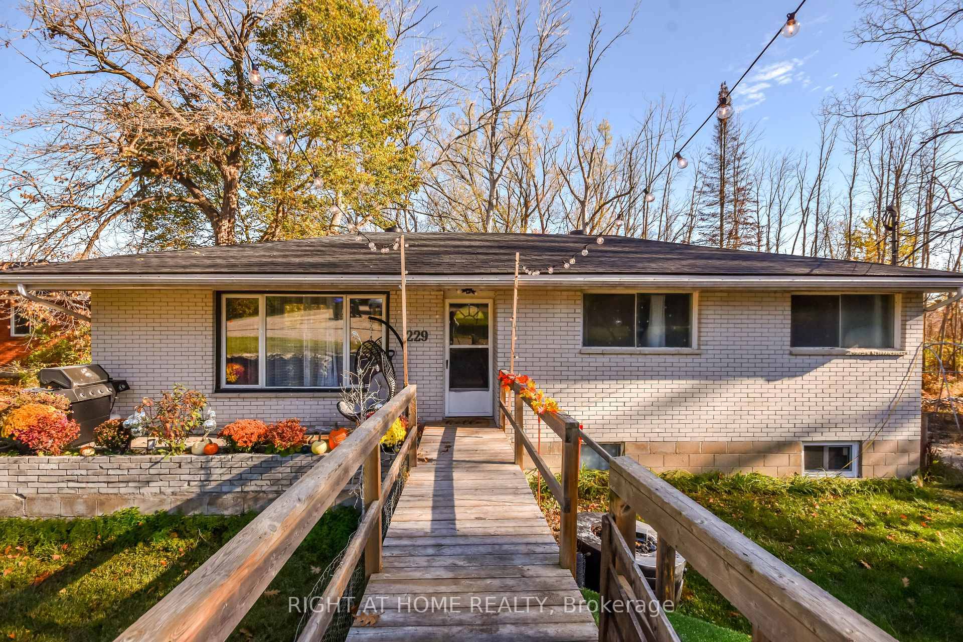 Welcome to 229 Mountain Ave, perfectly situated in quiet and convenient Waubashene, close to Barrie, Orillia and Midland, this 3 bed, 2 bath home offers both convenience and charm.