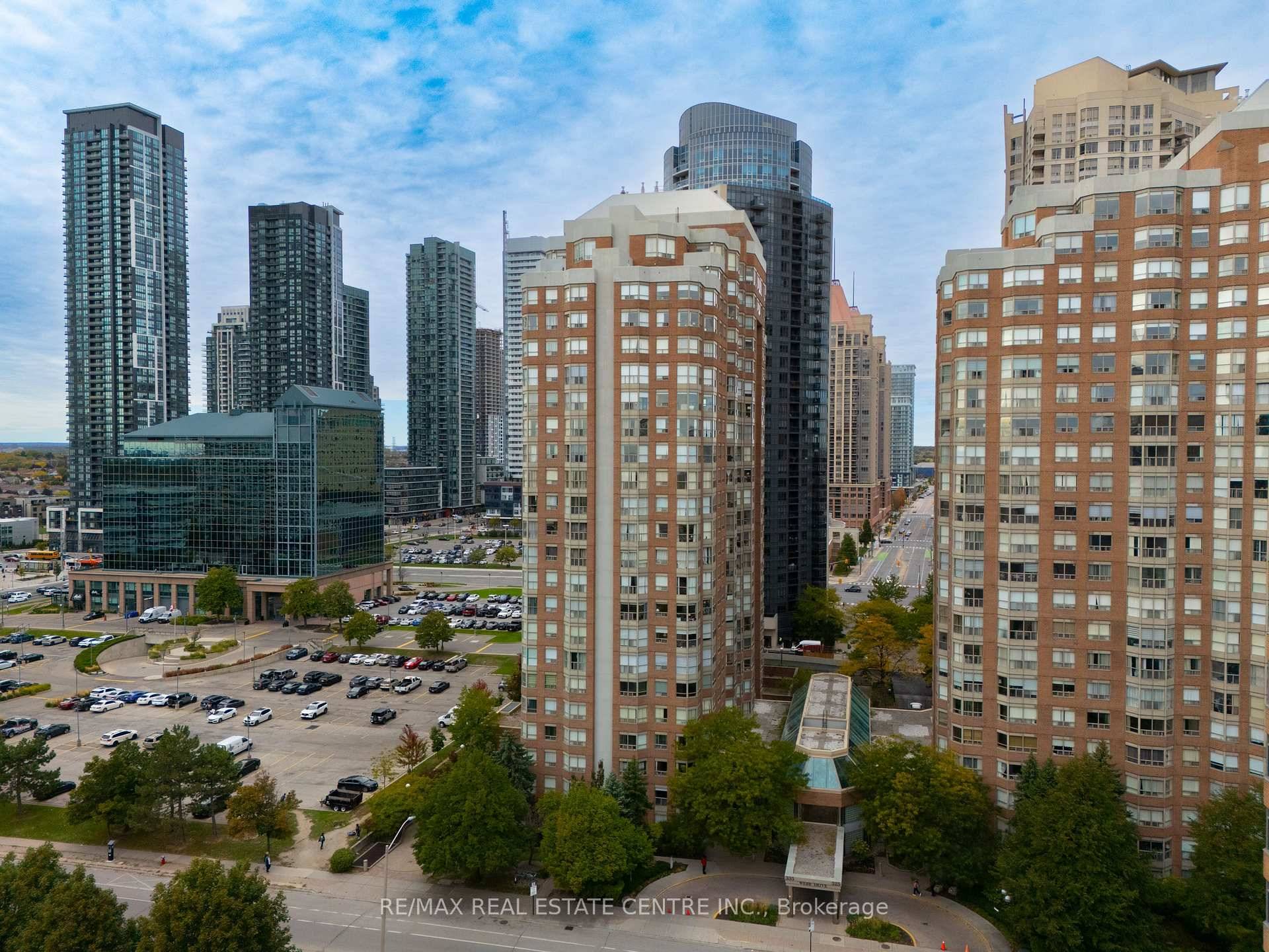 Offers Anytime ! Welcome to this Very Spacious Low Maintenance Fee, Well Maintained Condo Apartment consisting of 2 Huge Bedrooms Den Can be Used As an Office or Kids Room ...