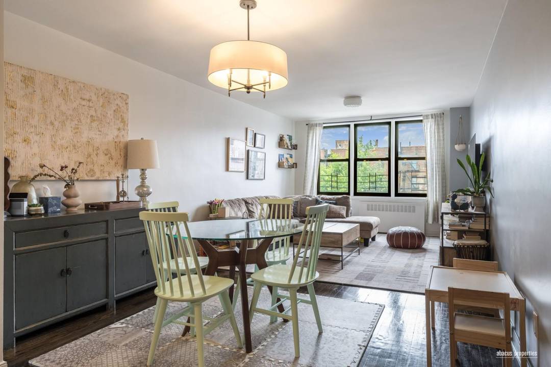 Prime Kensington ! This modern 2 bedroom, 1 bath is a corner unit located on the 5th floor with unobstructed, bright amp ; sunny southern and western views.