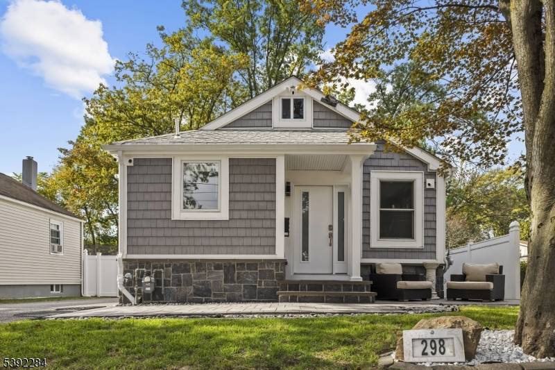 WELCOME TO THIS BEAUTIFULLY MAINTAINED 3 BEDROOM, 3 BATHROOM RANCH STYLE HOME THAT OFFERS THE PERFECT BLEND OF FUNCTIONALITY AND COMFORT.