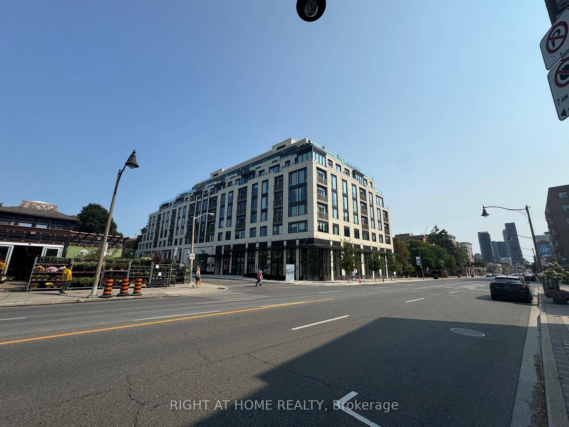 Luxurious Brand new Condo Located Near Shopping Mall amp ; Lawrence Subway Station W.