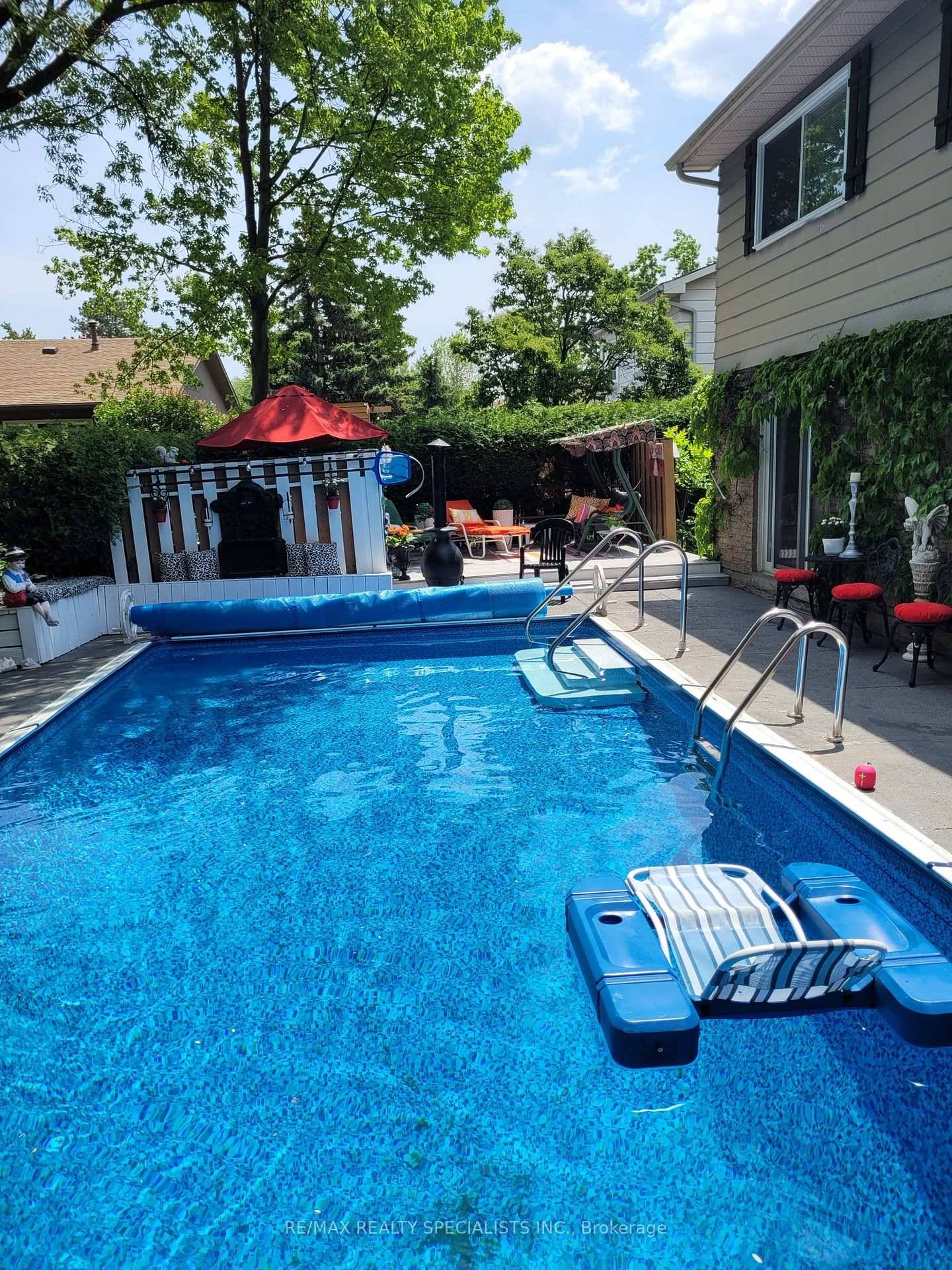 Sought After Erin Mills Unique Court Location Discover cottage style living in the heart of the city !