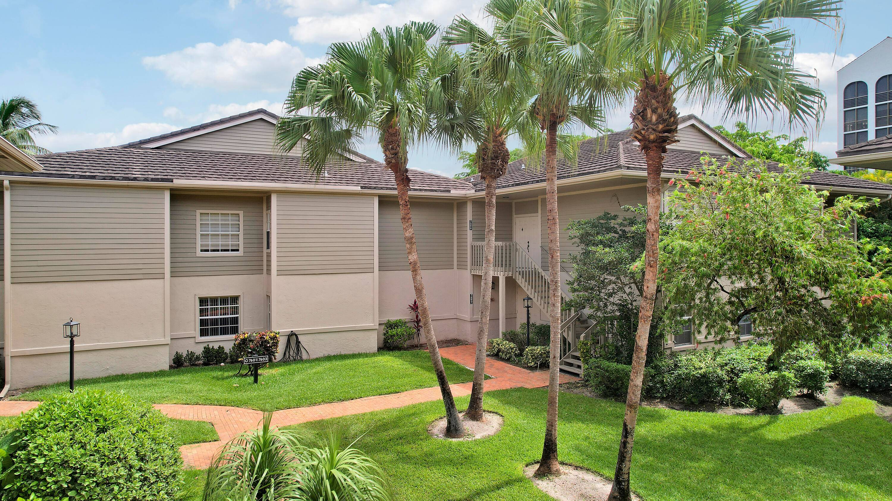 Come enjoy the amazing views of the golf course from your veranda !