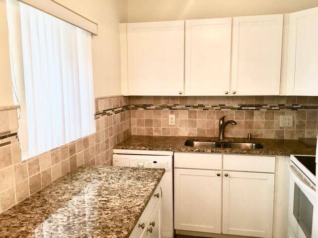 Beautiful 2 1 in 2nd floor end unit with lot of windows !