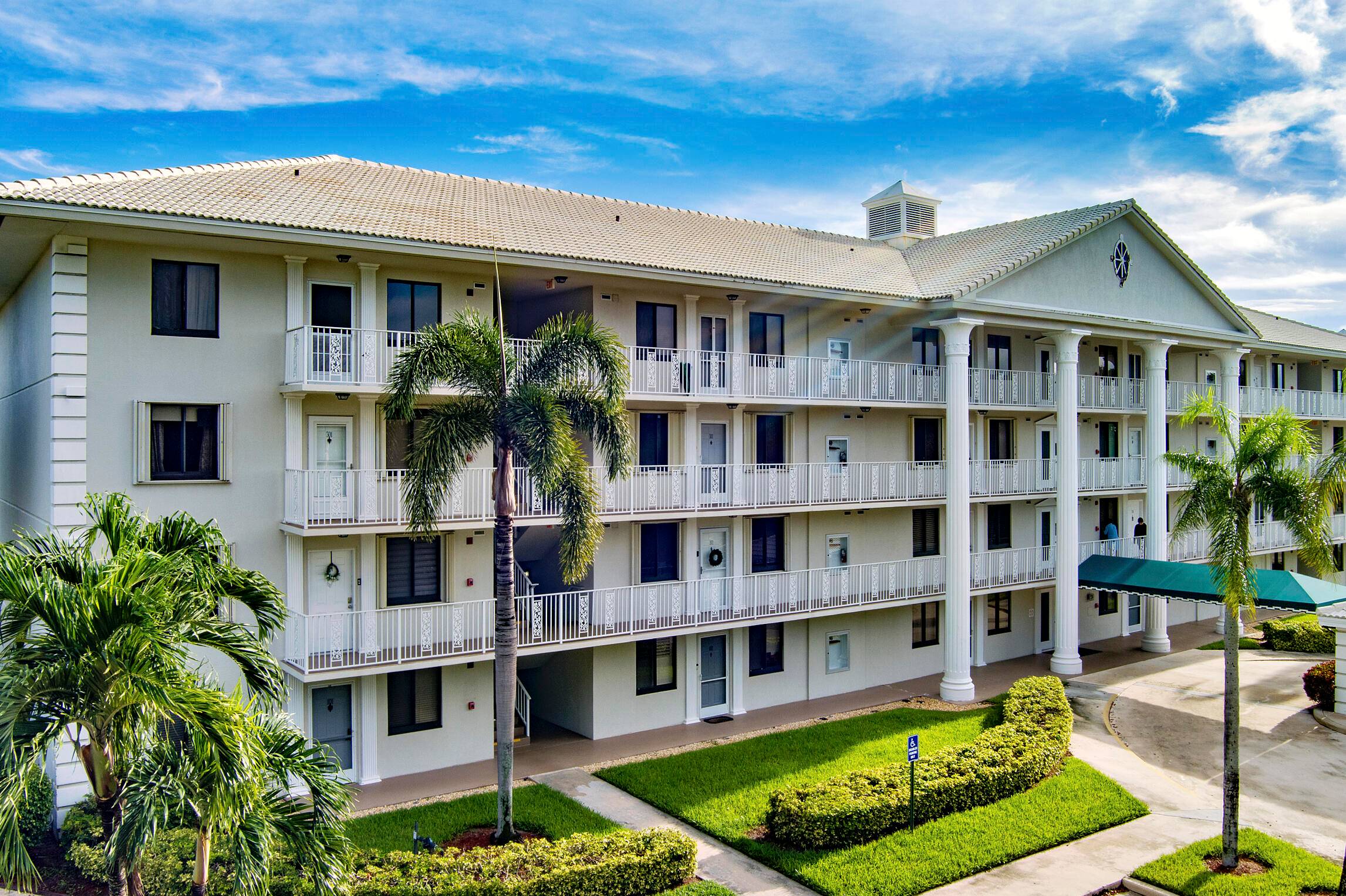 This Inviting 2 Bedroom, 2 Bathroom Condo Offers The Perfect Blend Of Comfort And Convenience In A Highly Desirable Area.
