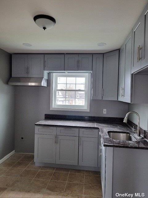Newly renovated rental, freshly painted, new appliances, move right in !