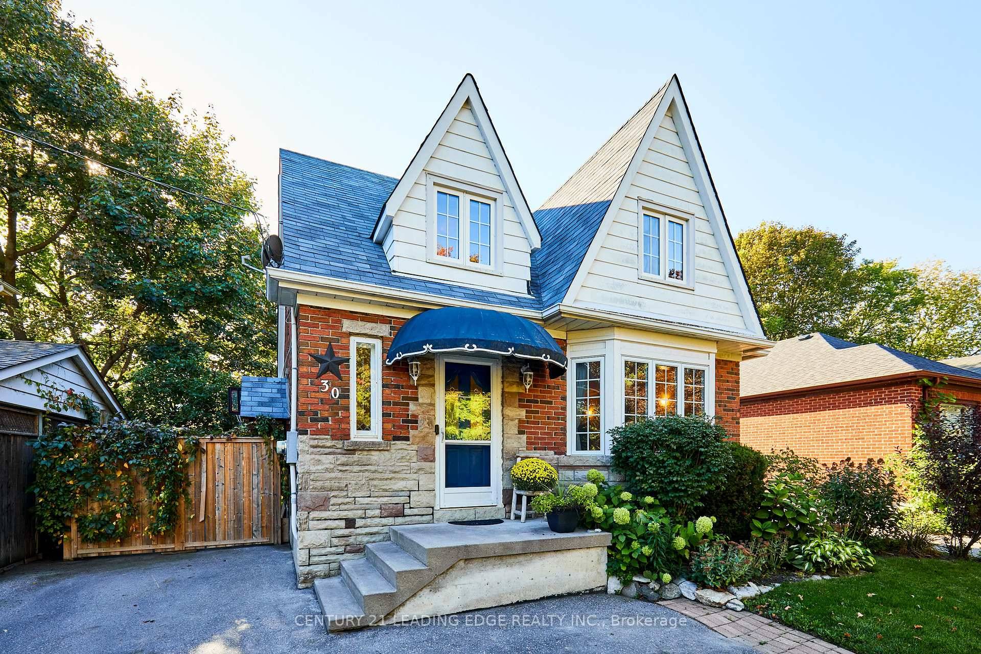 Welcome to this delightful 3 bedroom detached home, perfectly nestled in the highly sought after O'Neill community.