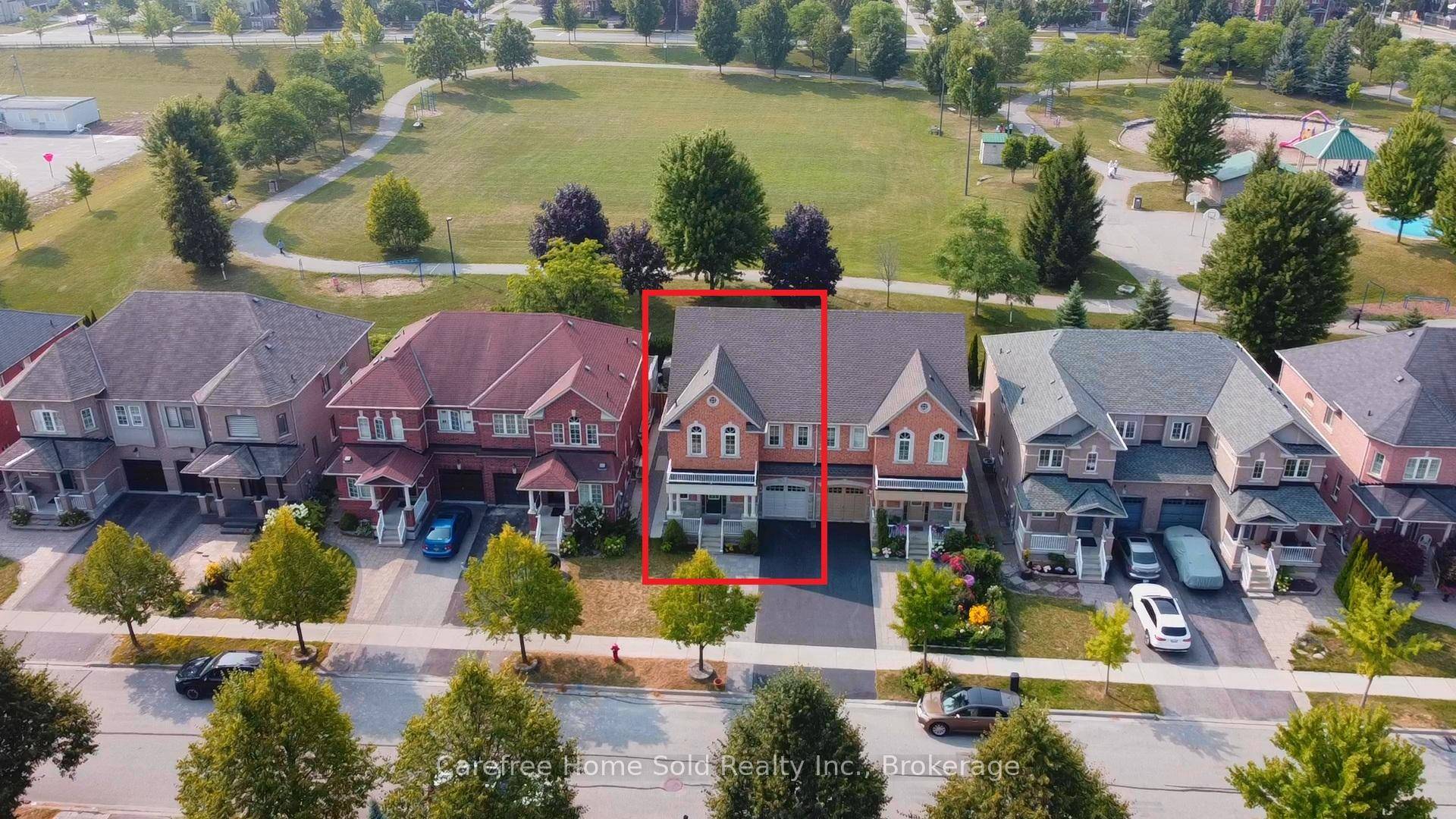 Parkview semi detached in core Aurora neighbourhood !