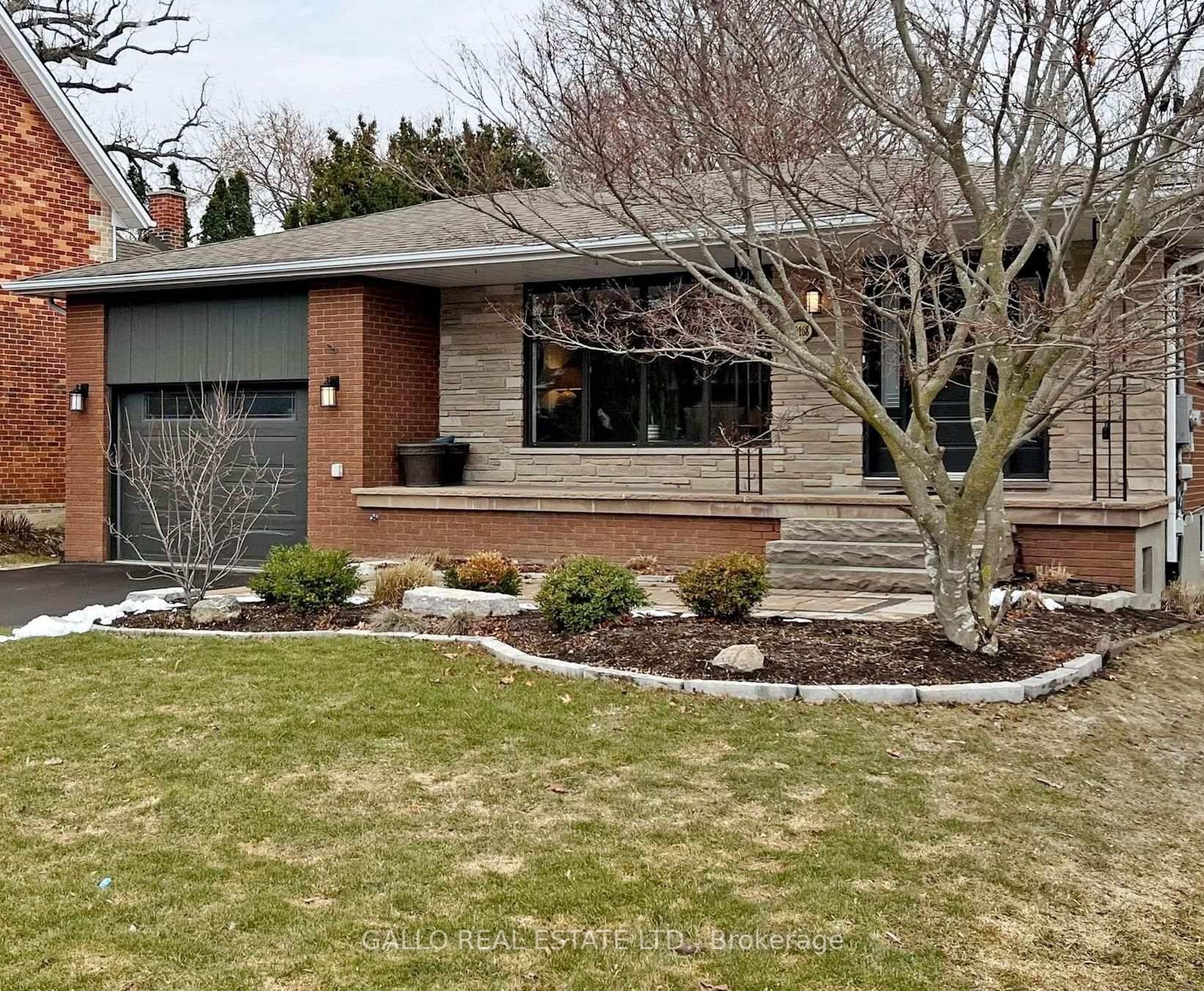 IMMACULATE ! ! Tastefully Renovated with In Style Decor Step into this Stunning Open Concept Backsplit design with spacious 4 level layout.