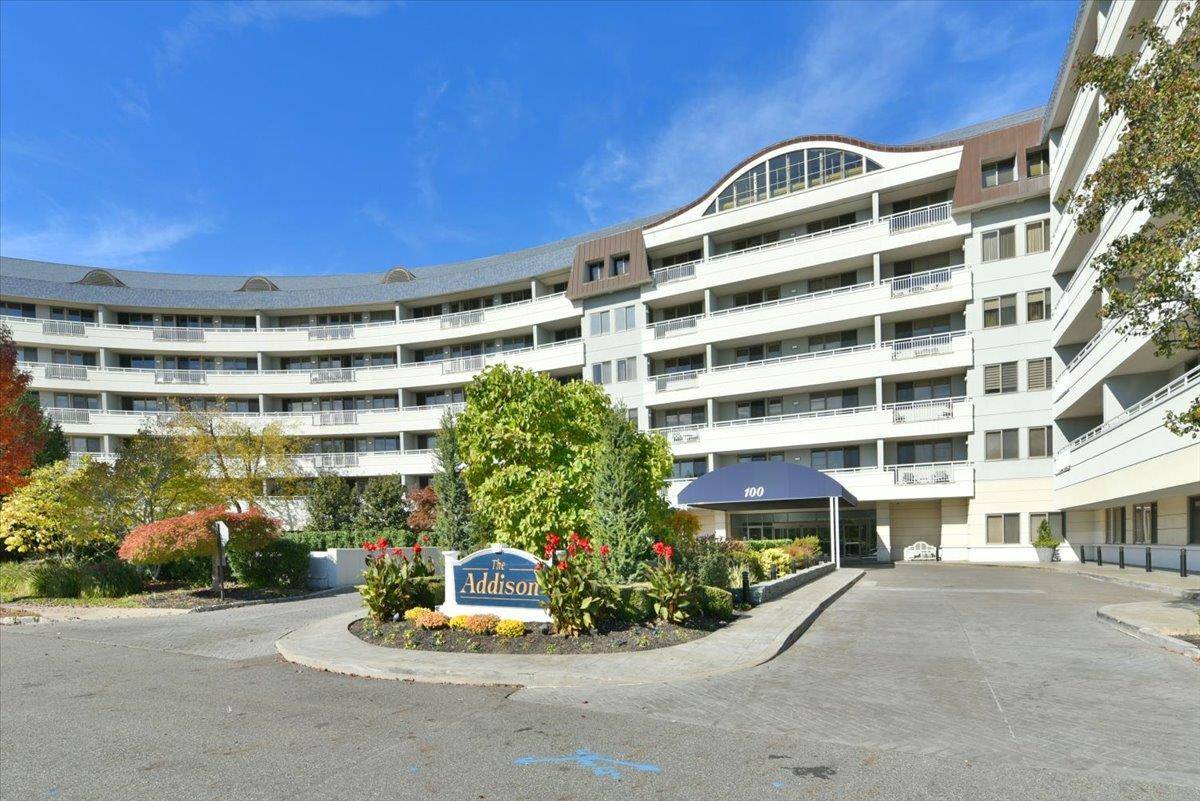 Welcome to this Sun Drenched 1 Bedroom 1.