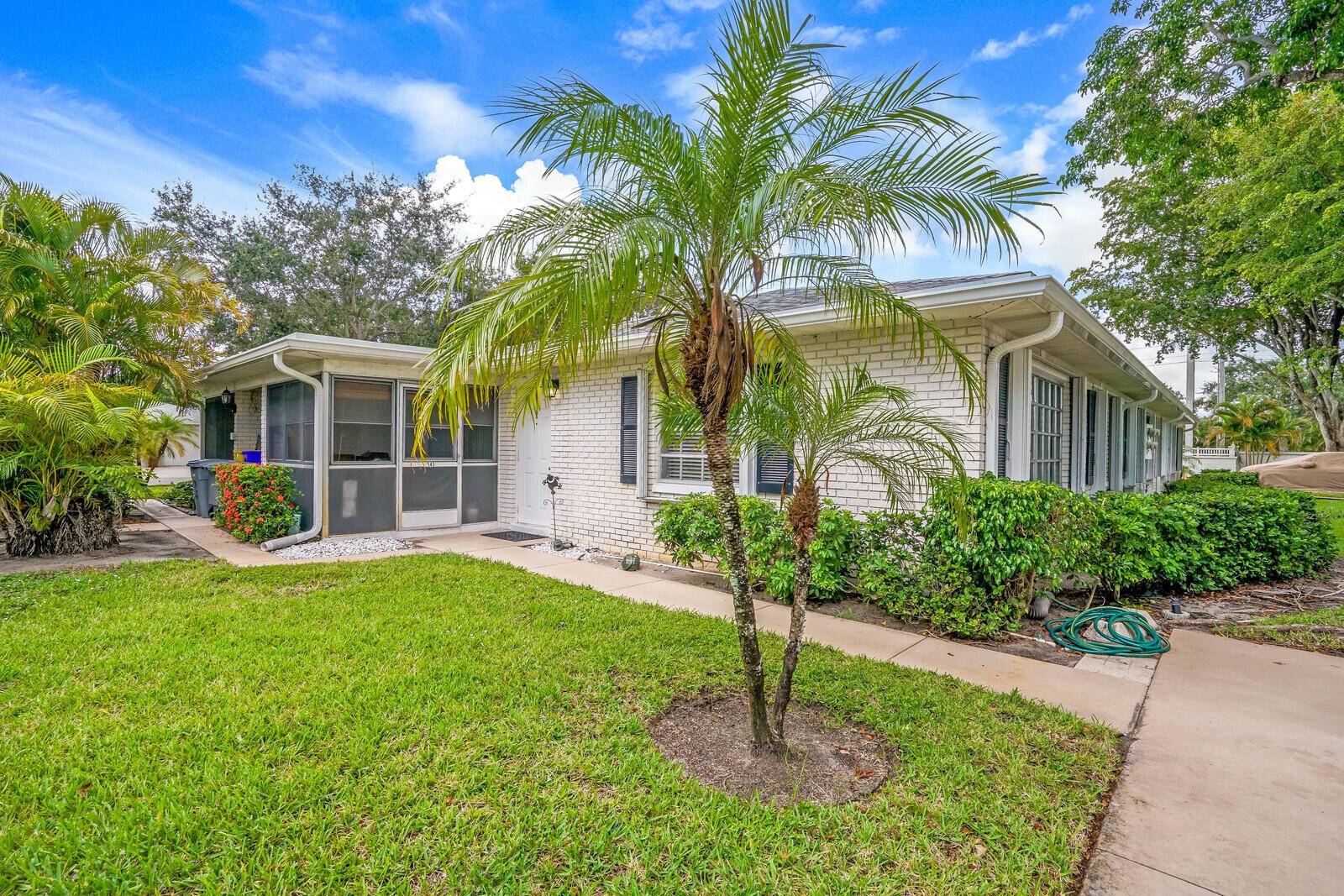 Beautiful 2 bed 2 bath villa in the highly desirable community Limetree.