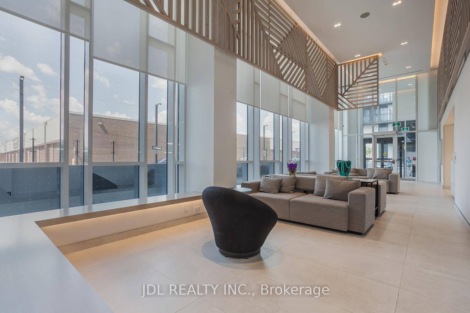 Welcome to 36 Zorra unit 2809 located in the heart of the Queensway !