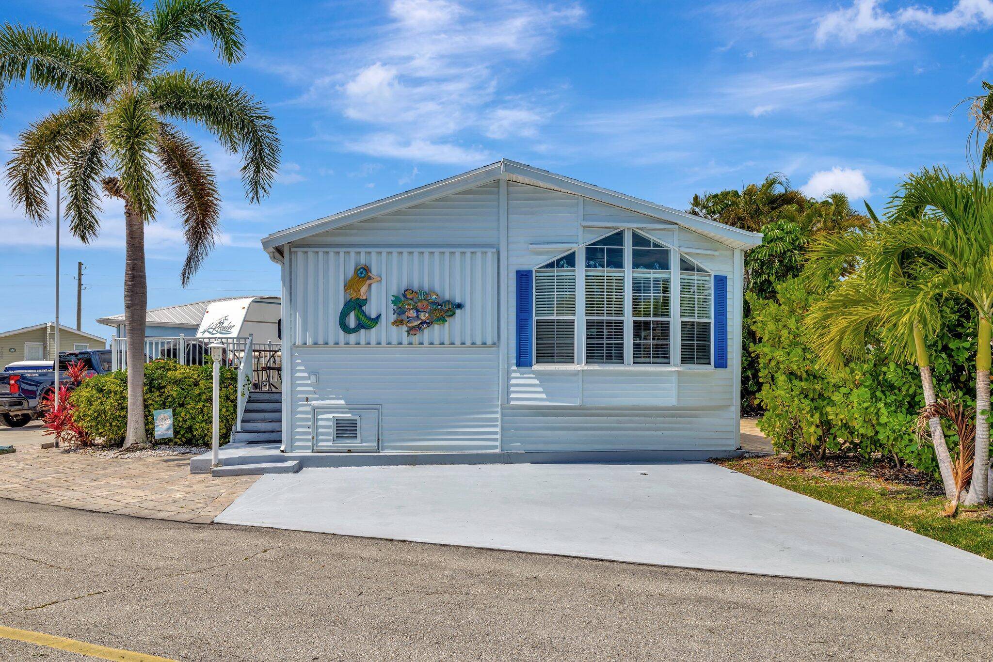 Welcome to The Salty Mermaid, a charming 2 bedroom, 1 bathroom beach cottage, nestled in the vibrant Nettles Island community of Jensen Beach.