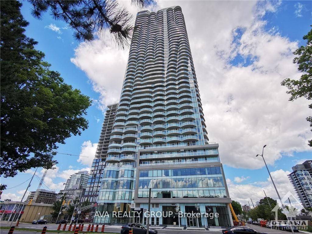 Furnished, Flooring Hardwood, Deposit 5800, Beautiful, Bright, and unique, fully furnished, this sky residence offers unparalleled views that cannot be attained anywhere else in the city of Ottawa.