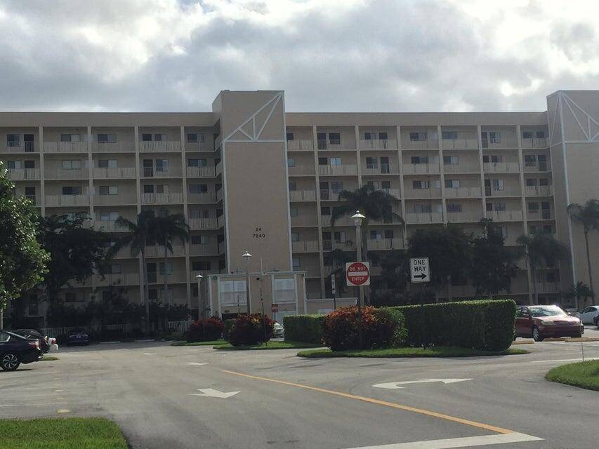 Enjoy breathtaking water views from this top floor condo in the desirable Huntington Lakes community !