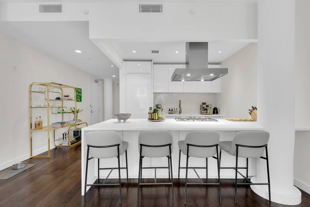 AVAILABLE END OF JULY ! Handsomely laid out 1, 035 square foot alcove loft with 10 ceilings and oversized east facing arched windows.