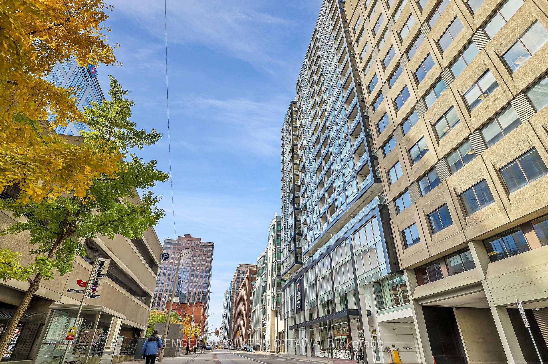 2 STORY PENTHOUSE ! This rare 3 bedroom den, 3 bath luxury condominium in the heart of the Financial District offers sleek contemporary design and exceptional finishes throughout.