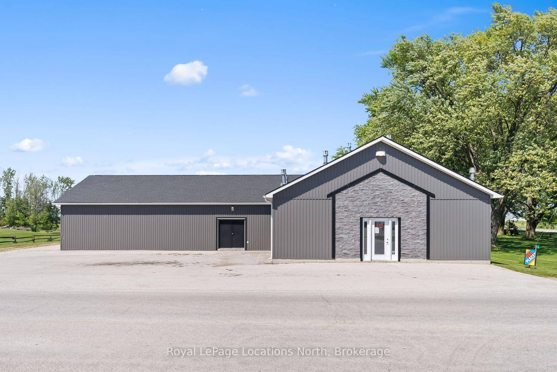 VENDOR TAKE BACK FINANCING AVAILABLE Welcome to 6 Ashfield Huron, Kincardine a prime commercial property offering a unique blend of versatility, space, and strategic location.