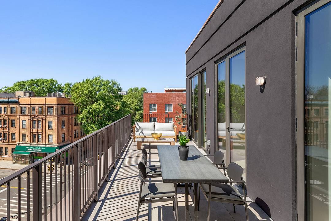 SPECIAL END OF WINTER INCENTIVE FOR CONTRACTS SIGNED BY MARCH 31, 2026, SPONSOR WILL PAY 2 YEARS OF COMMON CHARGES OPEN HOUSE IS BY APPOINTMENT ONLY, PLEASE CONTACT LISTING BROKER ...