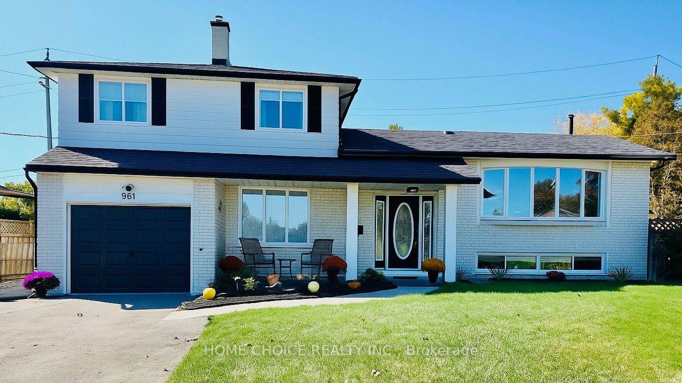 Welcome to this enchanting split level home, ideally located on a tranquil crescent and featuring an expansive lot that offers both privacy and ample space for relaxation.