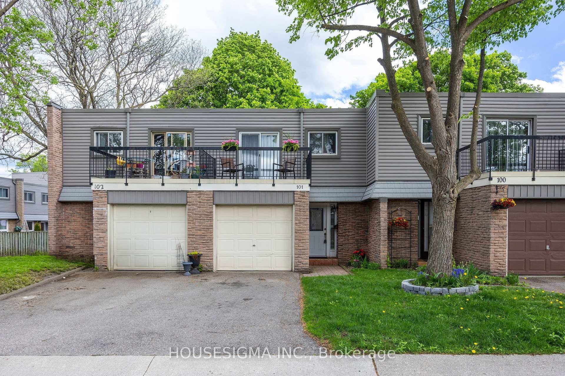 Welcome to this beautifully maintained 3 bedroom den, 2 storey townhouse in the highly sought after Clarkson neighbourhood of Mississauga.