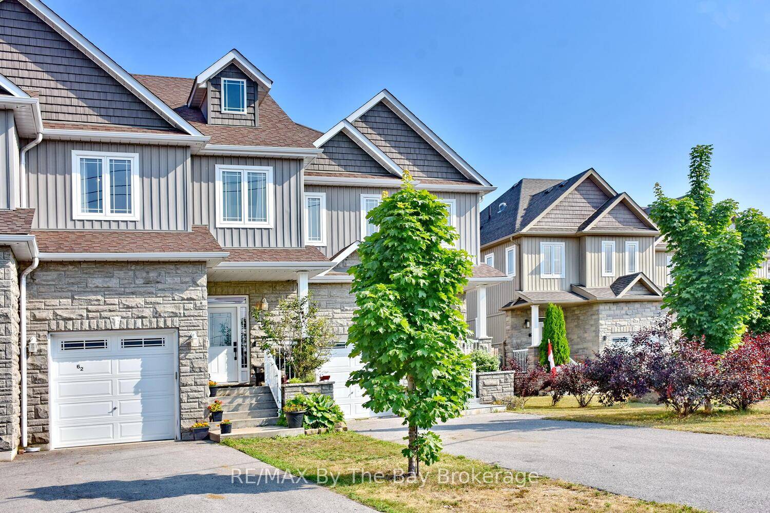 Experience the perfect blend of comfort, convenience, and beach life just moments from the worlds largest fresh water beach, stretching 14 km along the stunning shores of Georgian Bay.
