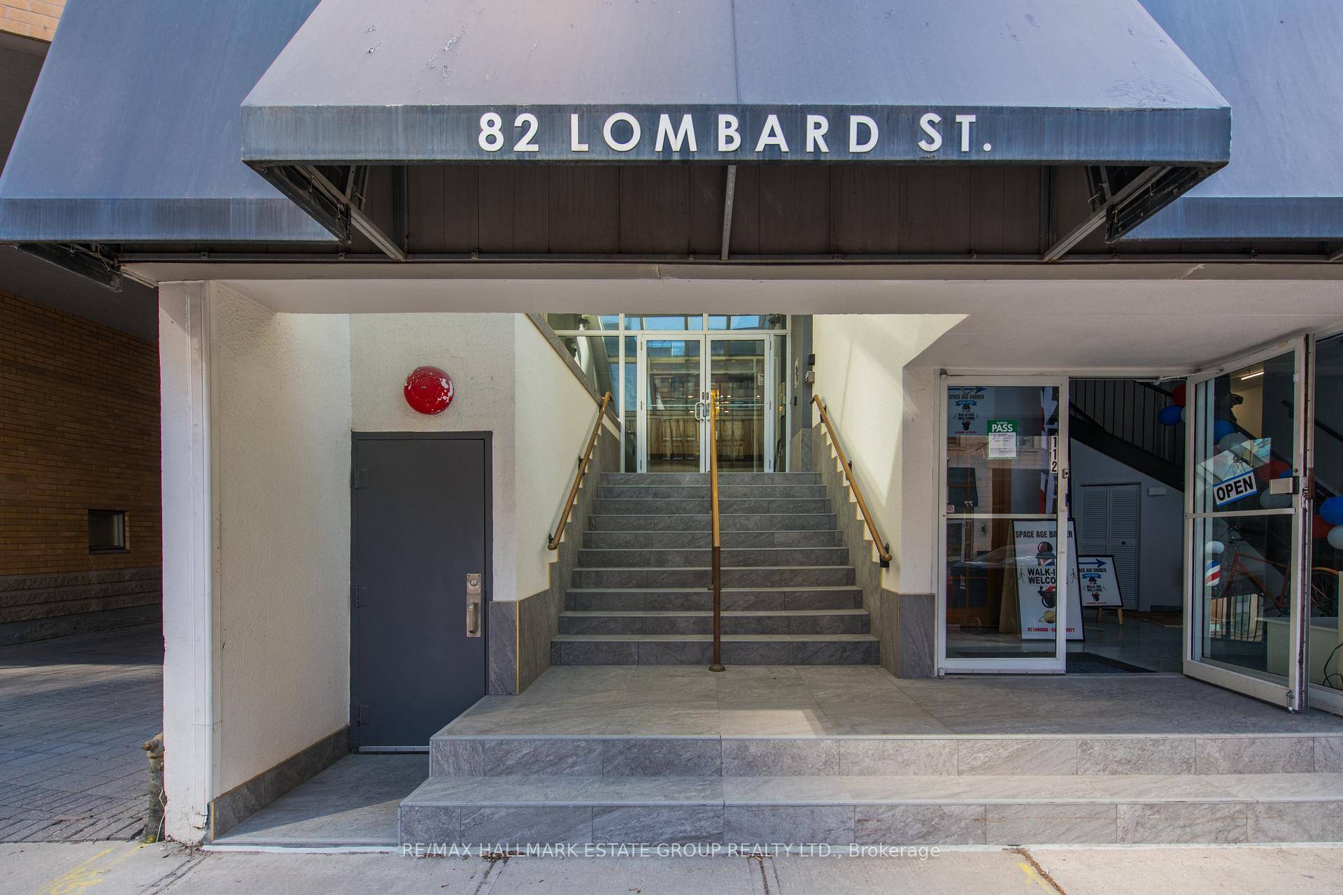Calling all city enthusiasts this stunning boutique condo perfectly blends upscale living with downtown vibes with only 2 units per floor !