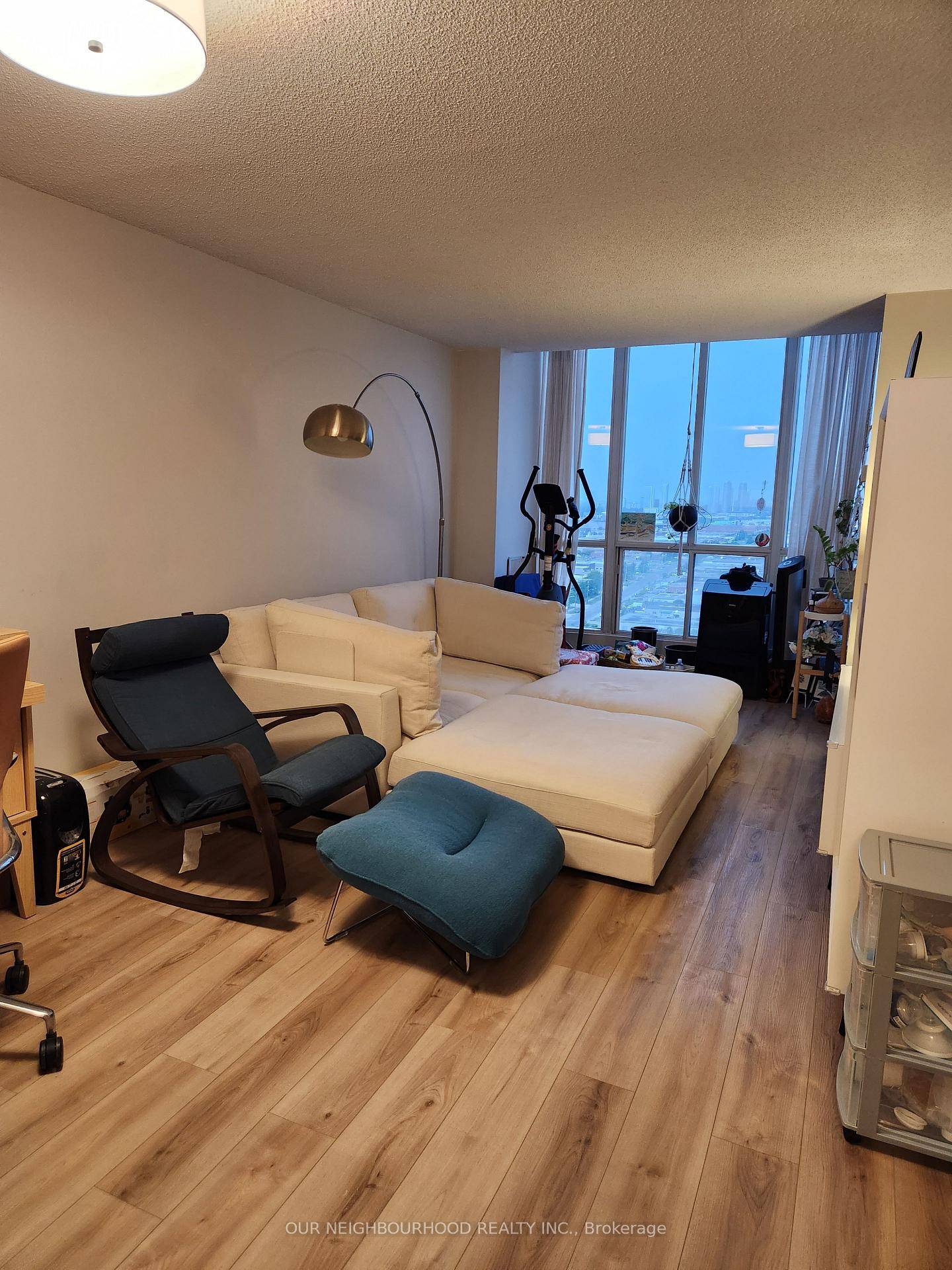 MOTIVATED SELLERS Offers any time Welcome to this spacious 1 bedroom, 1 bath penthouse suite.