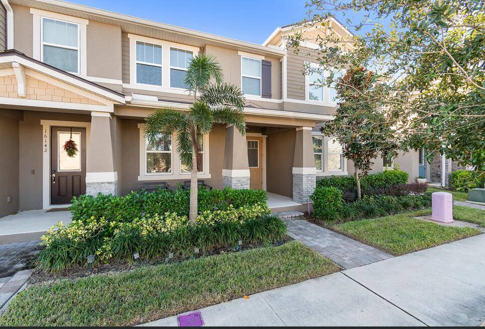 Welcome to the beautiful contemporary townhouse nestled in the desirable Winter Garden community.