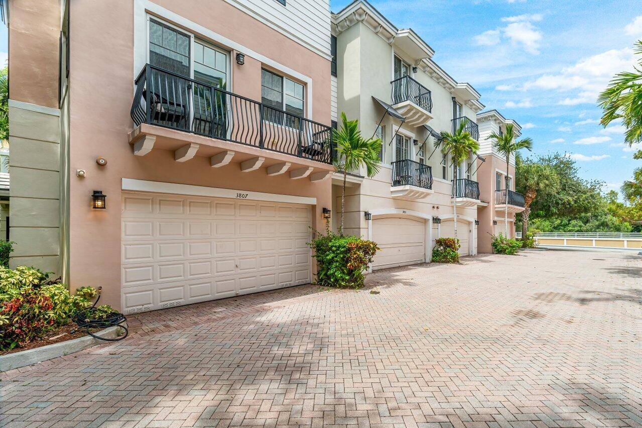 One of a kind stunning Tri Level Townhome 3 bedroom 3.