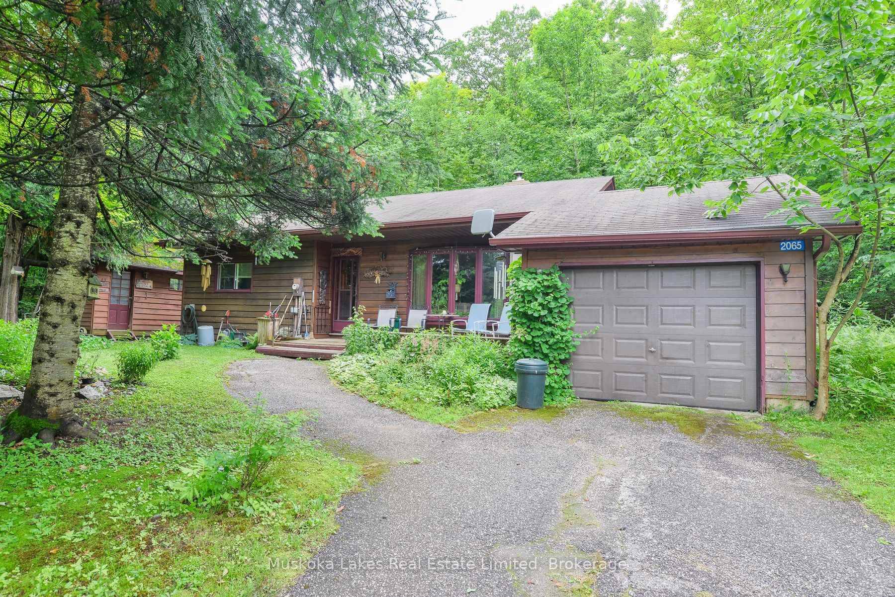 Step inside 2065 Peninsula Road a charming 2 bedroom, 1 bath home nestled in the heart of Minett, perfectly located between Lake Joseph and Lake Rosseau.