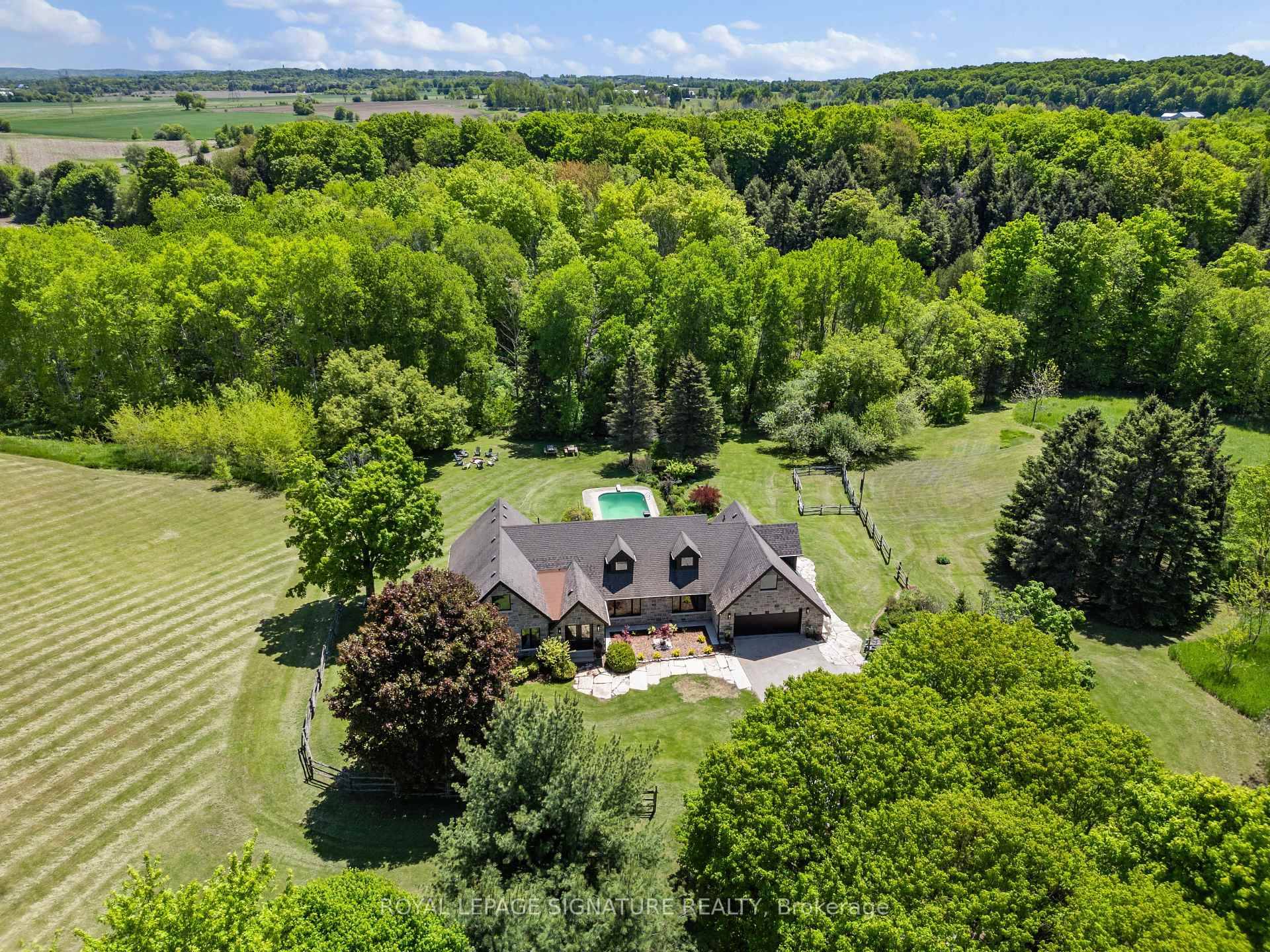 Exquisite Bungaloft With Tree Lined Drive Situated On 7 Acres Of Prestigious King Countryside.