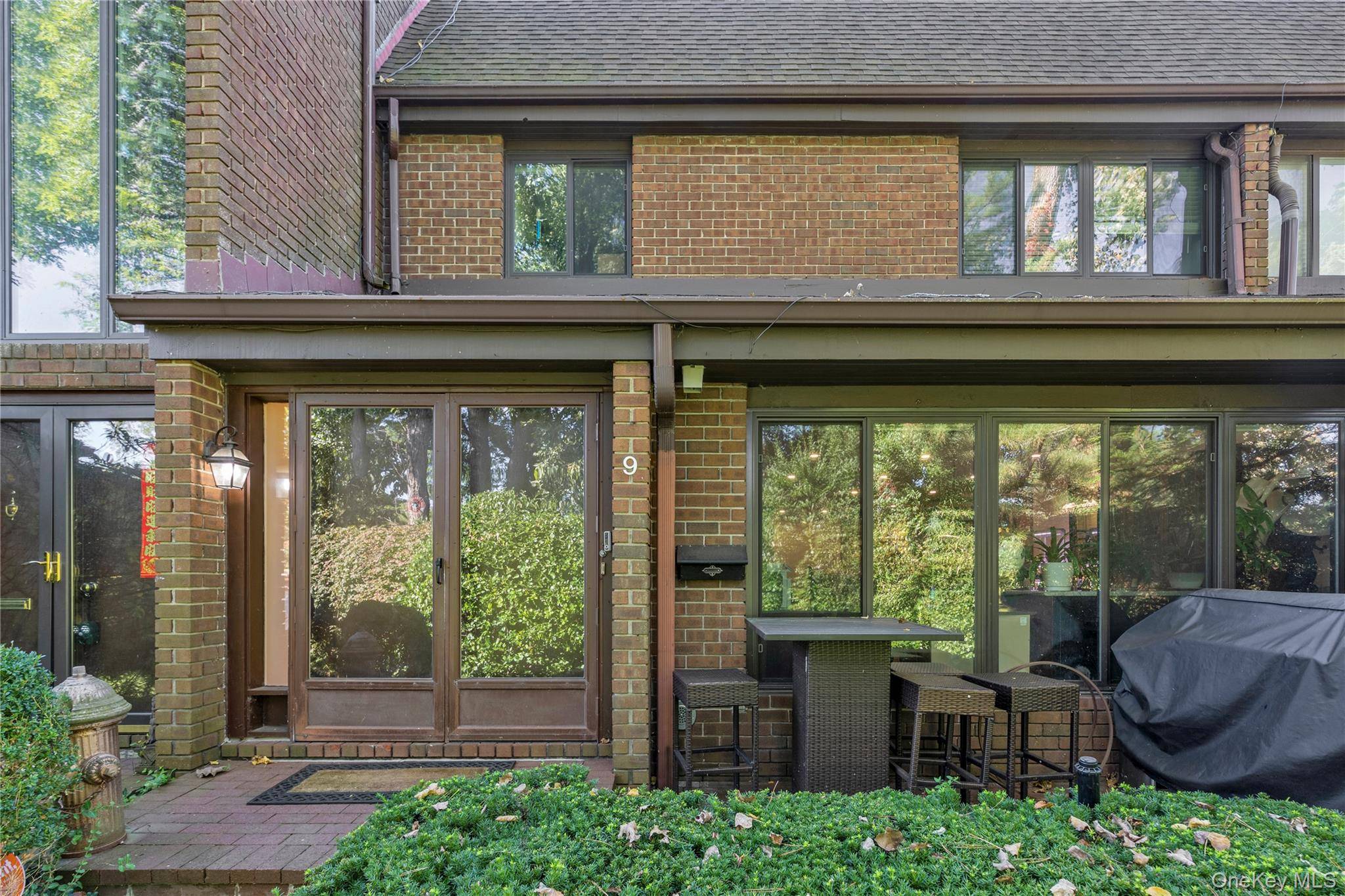 Welcome to luxury living at Acorn Ponds, one of Roslyn s most sought after condominium communities.