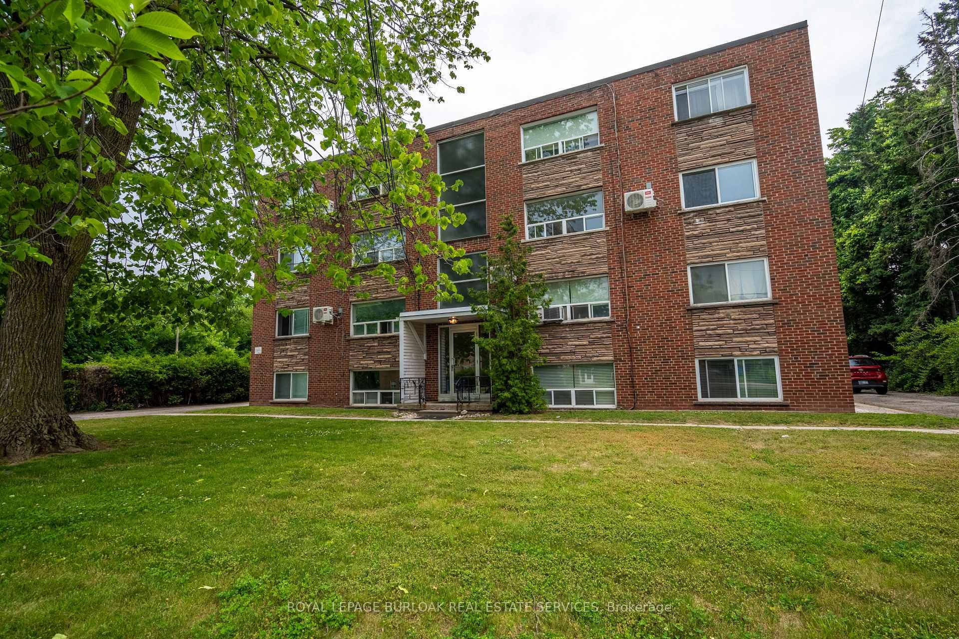 Newly renovated 2 bedroom, 1 bathroom apartment in Downtown Burlington !